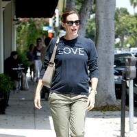 Jennifer Garner wearing a long sleeve t-shirt | Picture 65682